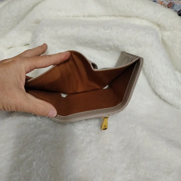 HOBO Quilted Trifold Medium Leather  Wallet in Taupe  EUC - Picture 6 of 8